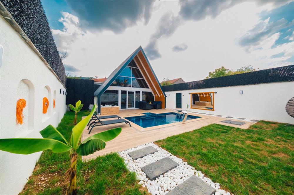 B323 Jakuzili Havuzlu Bungalov